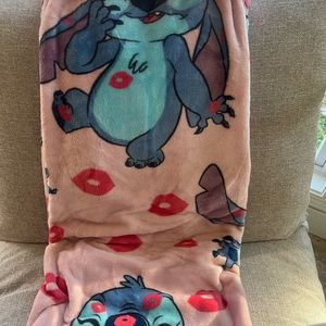 VHTF!!!!! Disney Stitch Valentine Throw Blanket